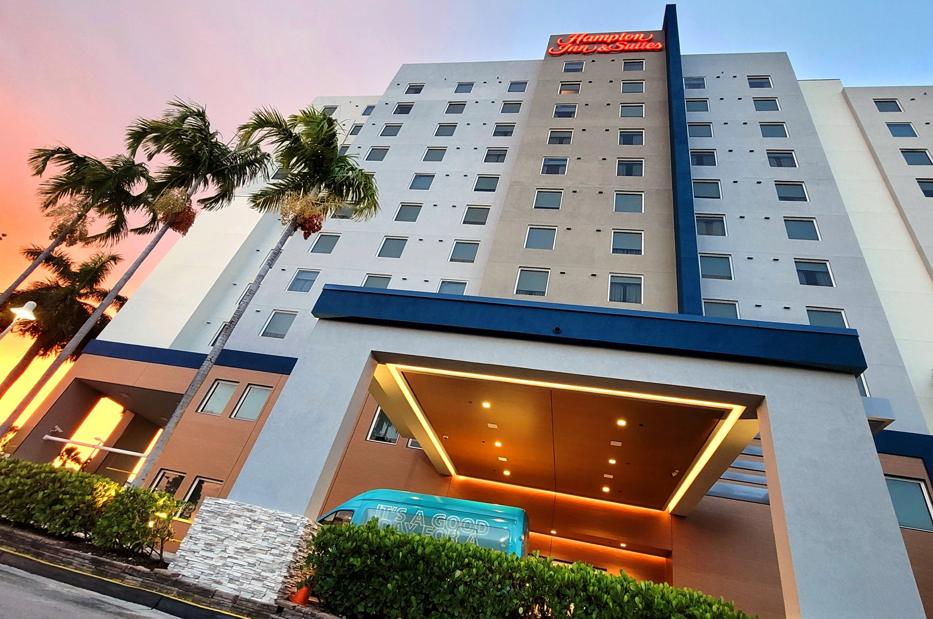 Hampton Inn &amp; Suites by Hilton Miami Airport South / Blue Lagoon - Mobile